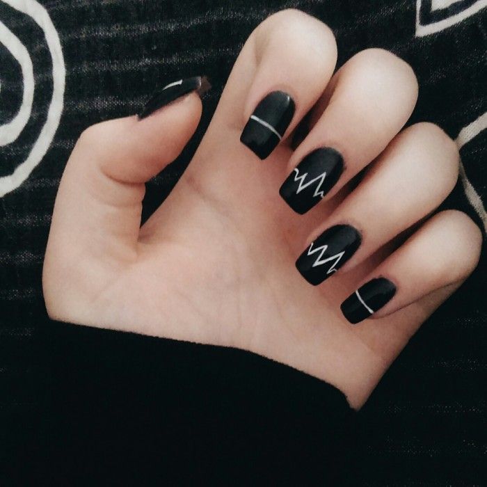 10 diseños increíbles de uñas pintadas de negro para lucir con estilo