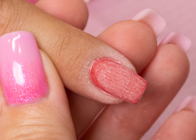 Consigue unas uñas perfectamente rosa con la técnica de uñas permanentes
