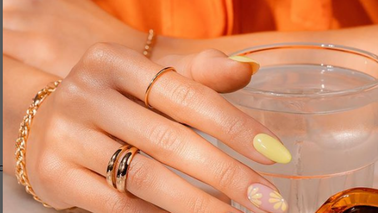 Descubre las últimas tendencias en esmalte de uñas naranja para lucir un look vibrante y fresco