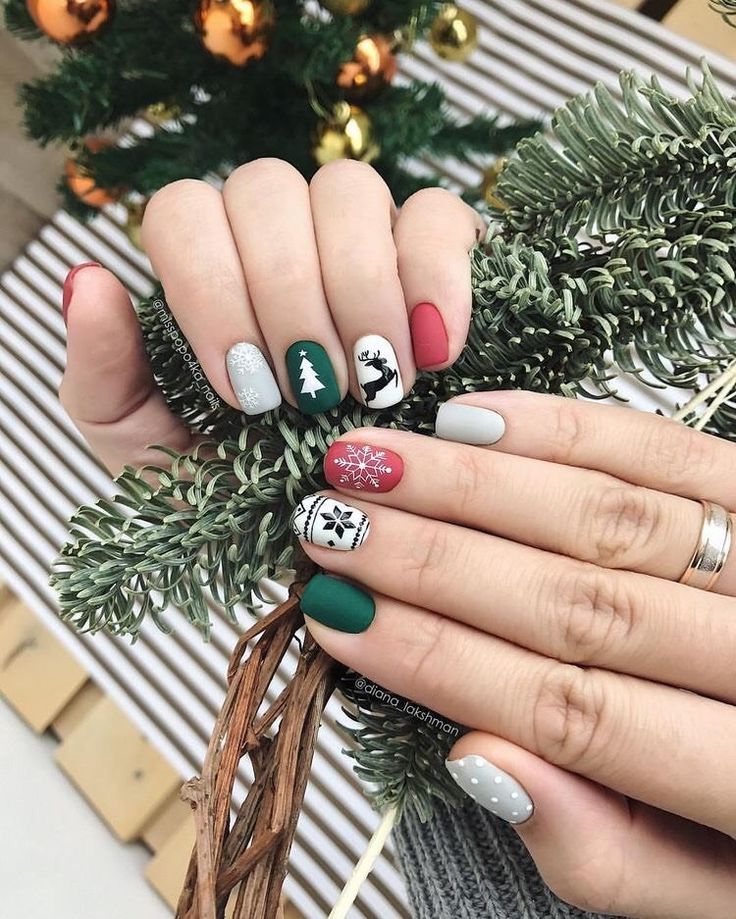 Diseños de árboles de Navidad para lucir en tus uñas
