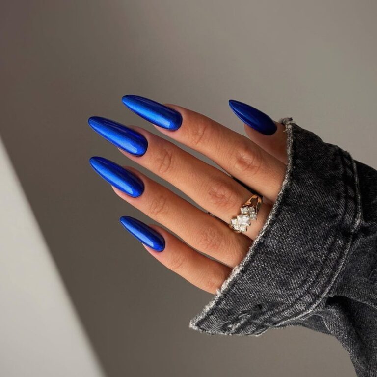 Descubre los mejores diseños de uñas azul metalizado para lucir en cualquier ocasión