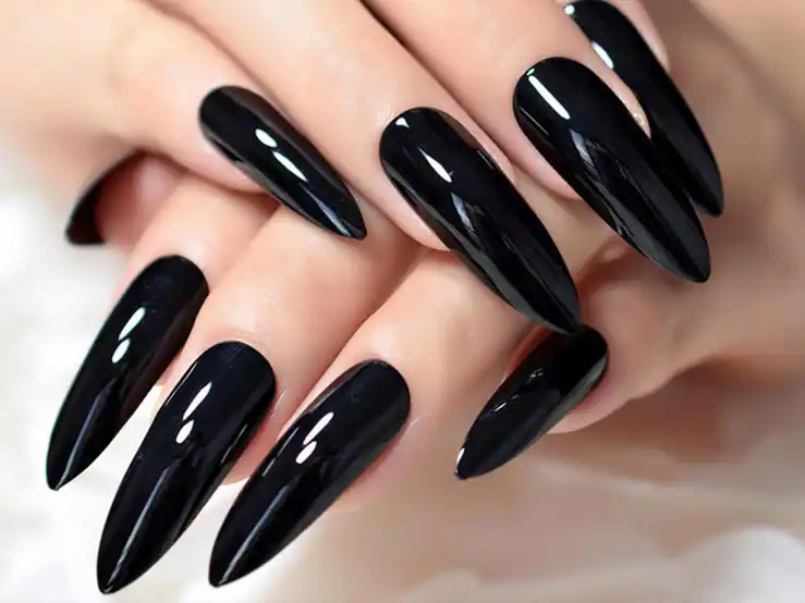 Descubre los mejores esmaltes de uñas negros para lucir una manicura espectacular