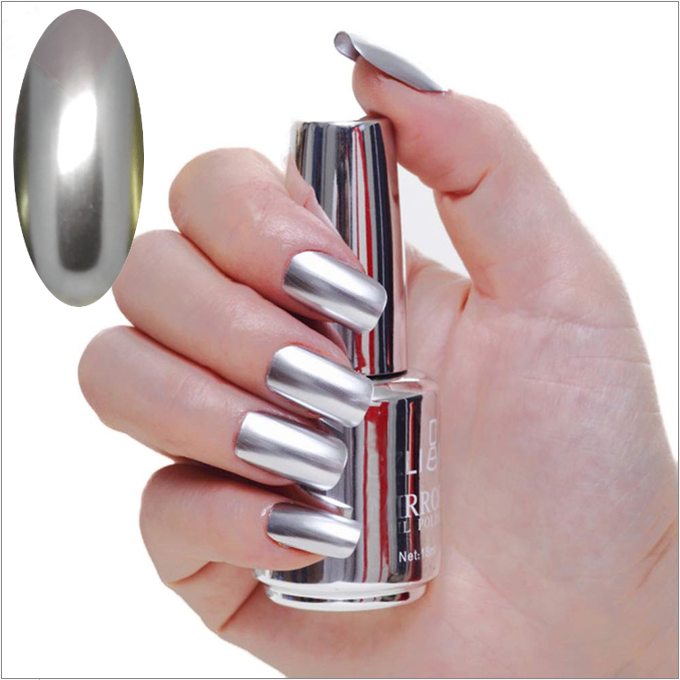 Esmalte de uñas gris metalizado para lucir en cualquier ocasión